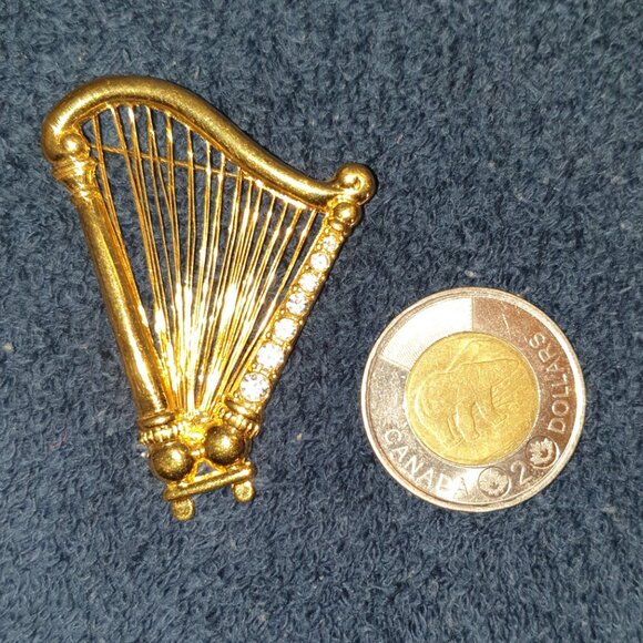 ✨ 2’’ Vintage Monet Harp Brooch – Gold Tone with White Rhinestones ✨ - Picture 5 of 10